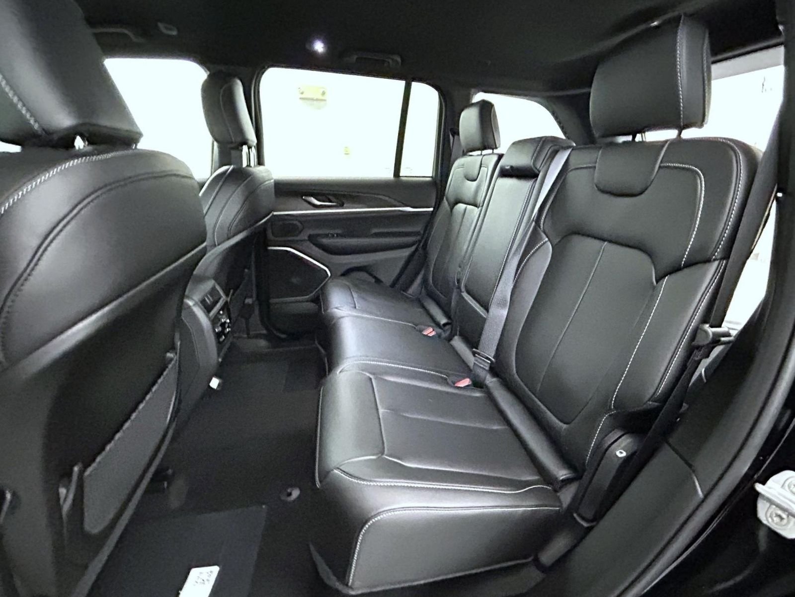 New 2026 Diamond Black Crystal Pearl-Coat Exterior Paint Jeep Limited image 19