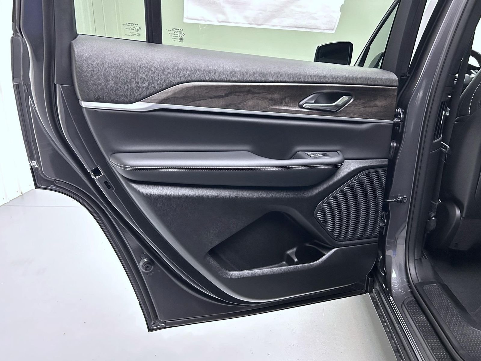 New 2026 Baltic Gray Metallic Clear-Coat Exterior Paint Jeep Altitude image 21
