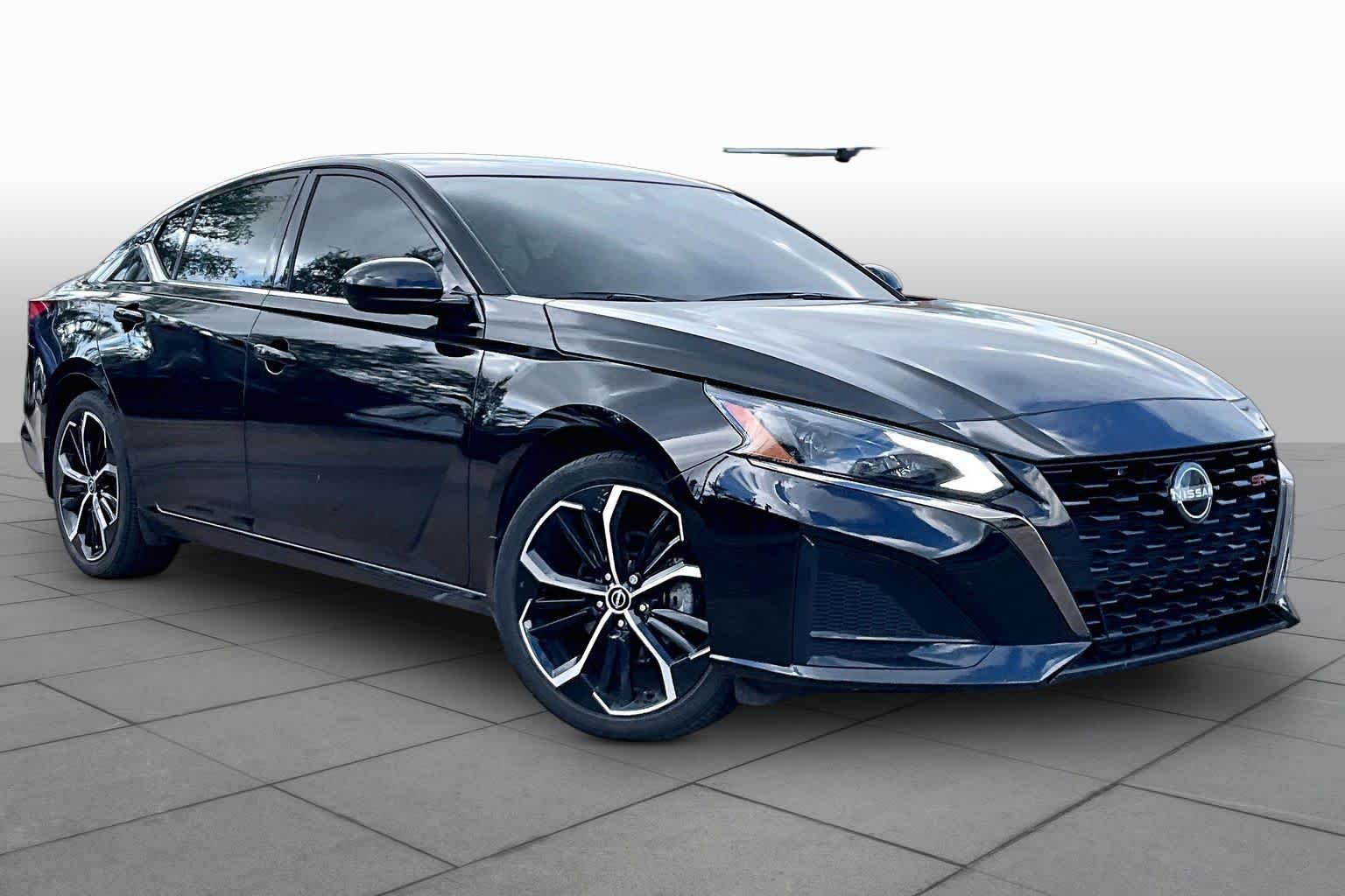 Used 2023 Super Black Nissan 2.5 SR image 3