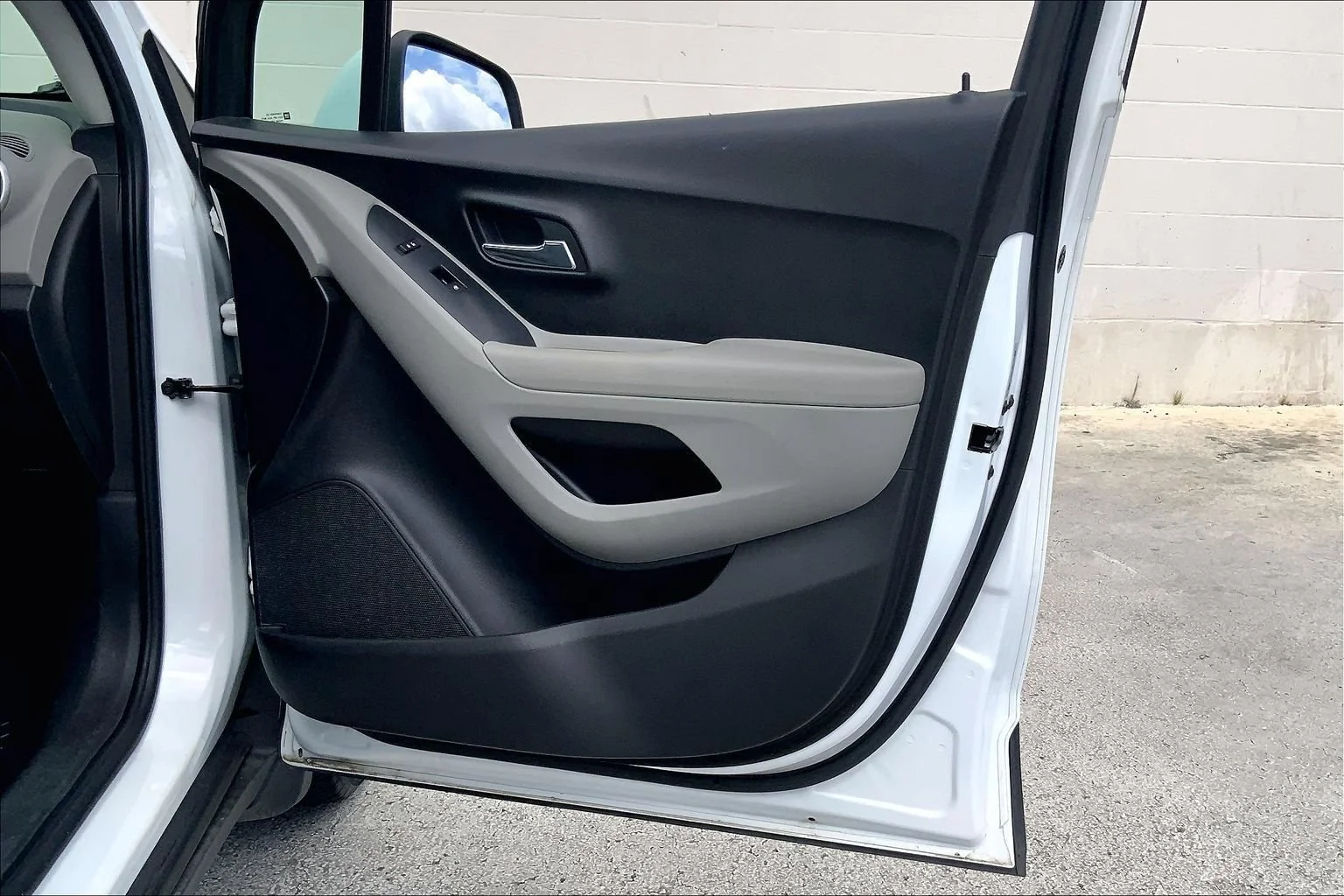 Used 2015 SUMMIT WHITE Chevrolet LS image 28