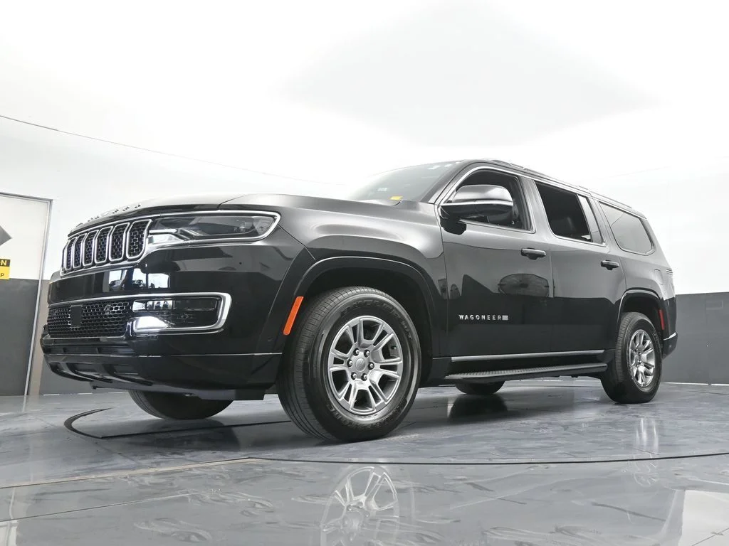 Used 2023 Diamond Black Crystal Pearlcoat Jeep Base image 62