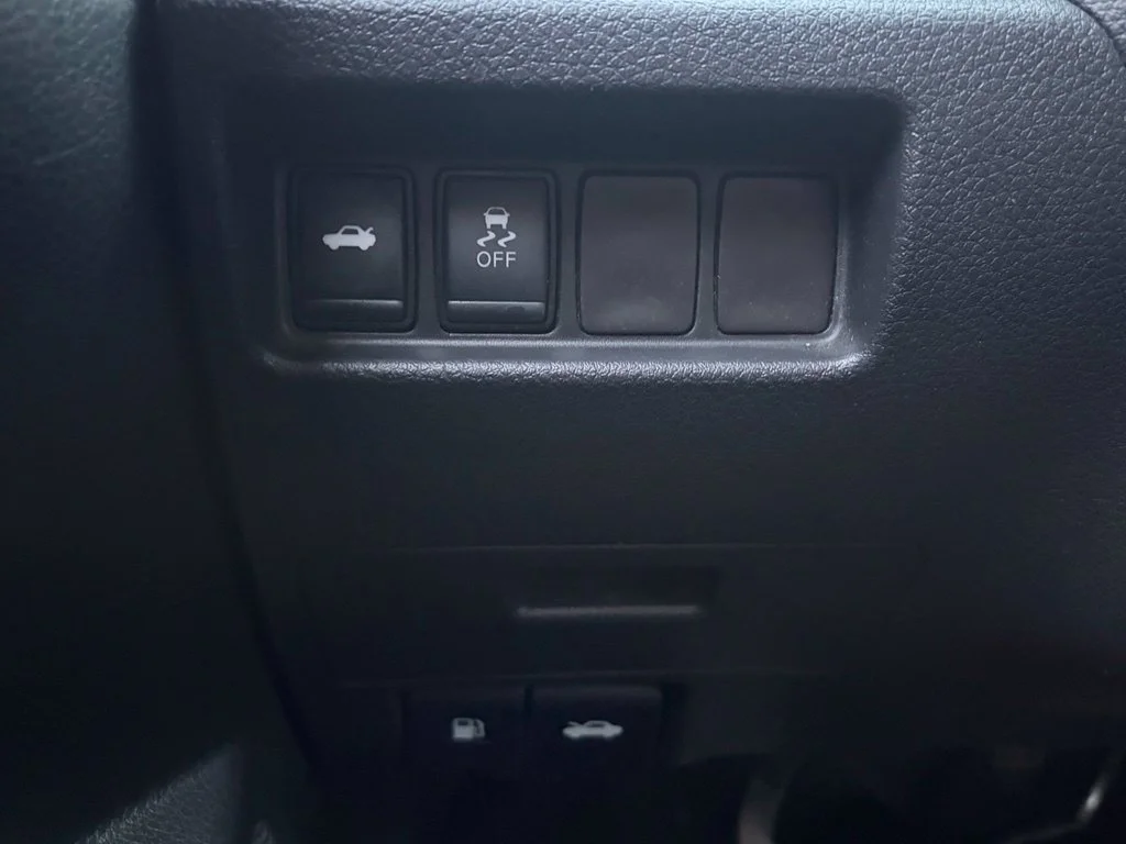 Used 2016 Super Black Nissan 2.5 SR image 32