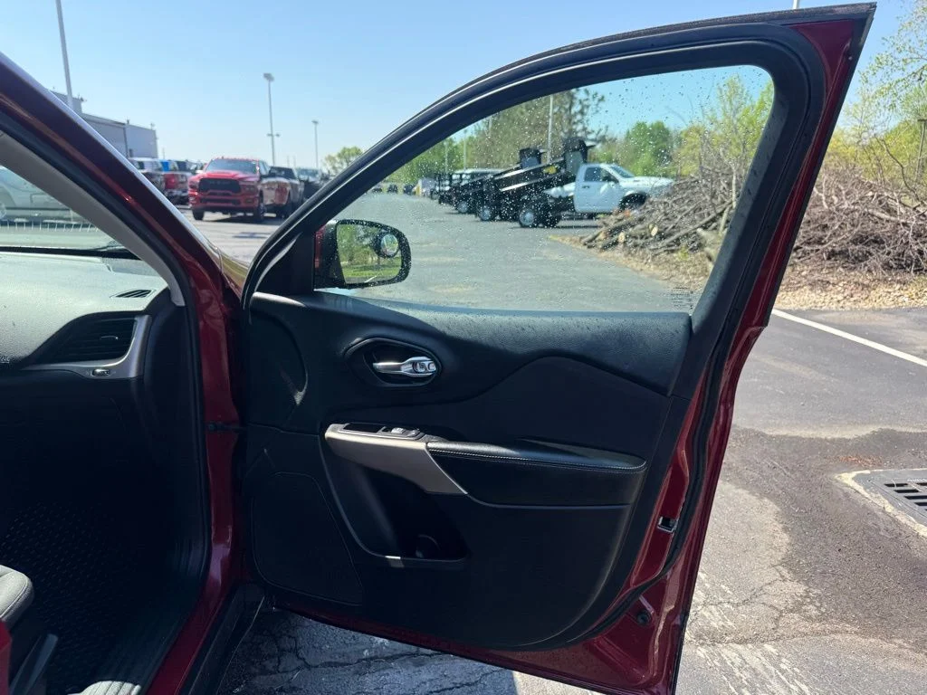 Used 2017 Red Jeep Latitude image 56