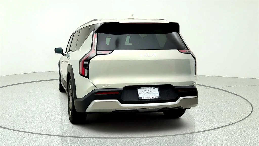 Used 2024 Ivory Silver Kia Wind AWD image 6
