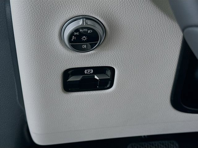 New 2026 Verde Silver Metallic Mercedes-Benz GLC 300 image 41