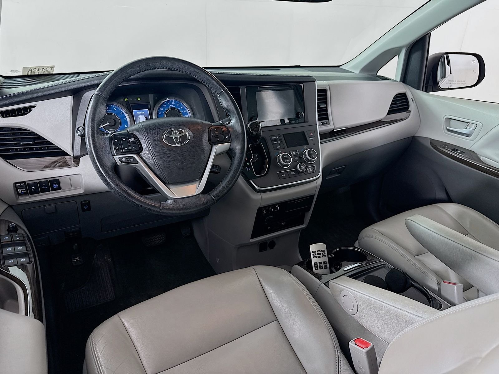 Used 2017 Silver Sky Metallic Toyota XLE Premium AWD image 19