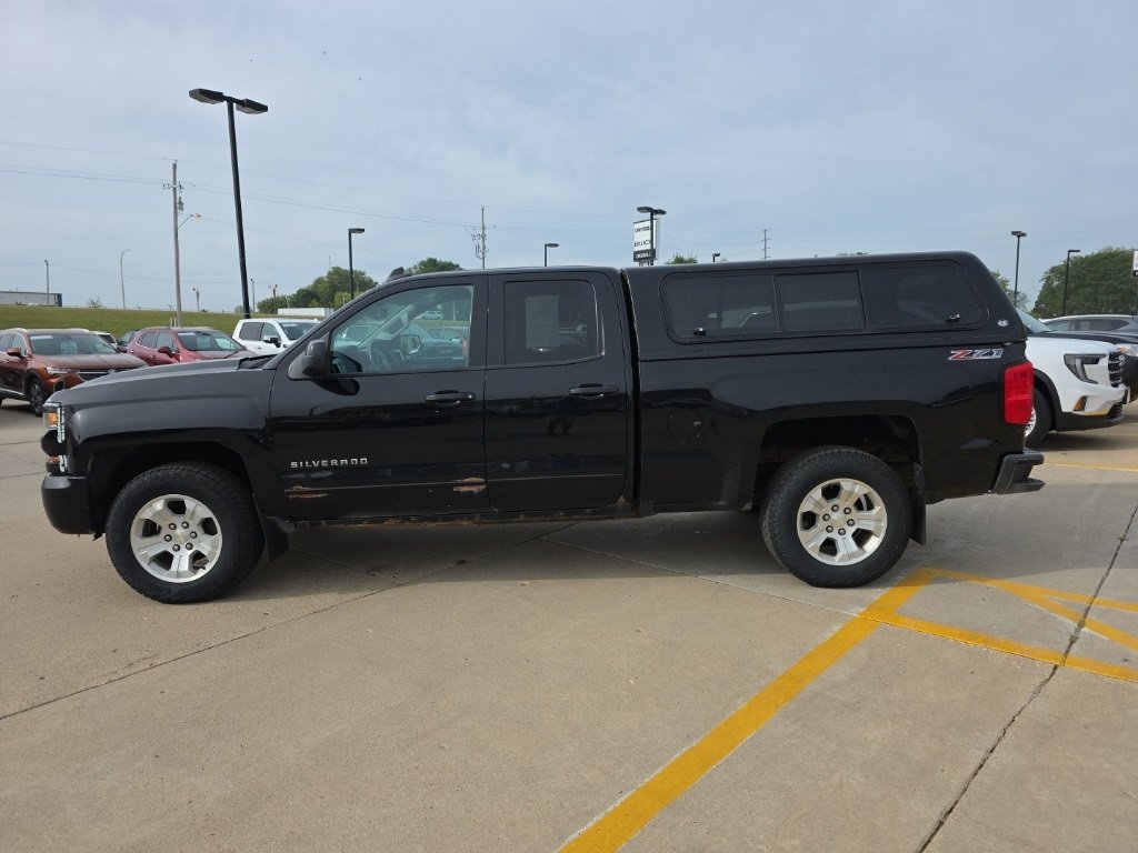 2017 Chevrolet Silverado 1500 LT2 photo 2