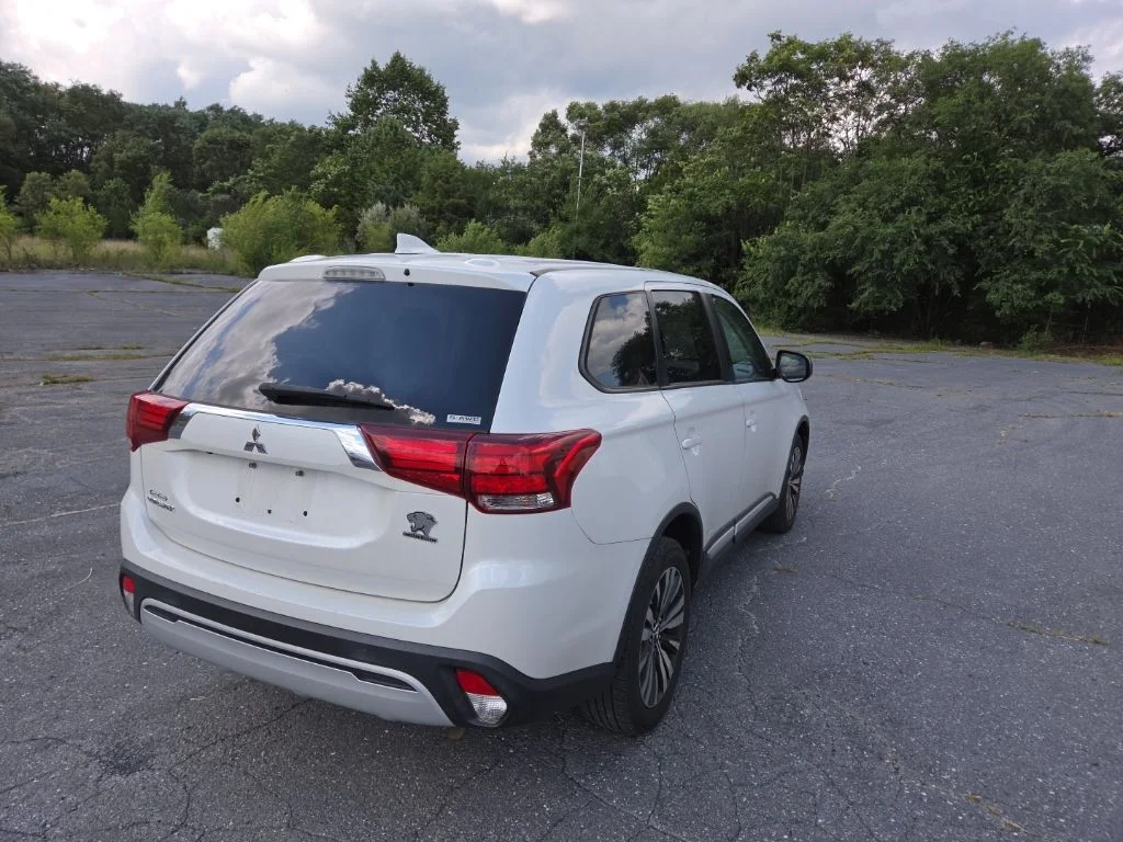 Used 2020 White Mitsubishi  image 5