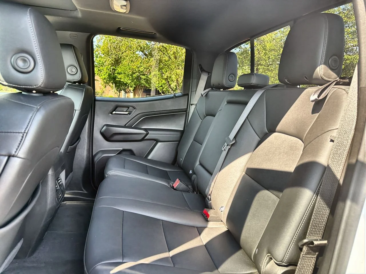 Used 2025 Summit White GMC Elevation image 20