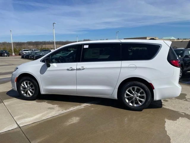 2026 Chrysler Pacifica Limited AWD's photo