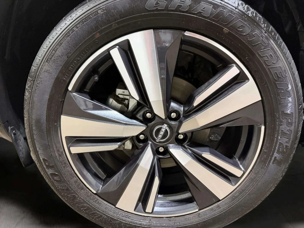 Certified Used 2023 Pearl White Tricoat/Super Black Nissan SL image 34