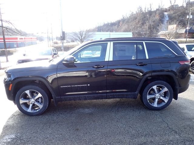 New 2026 Diamond Black Crystal Pearlcoat Jeep Limited image 2