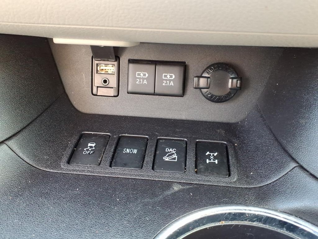 Used 2018 Silver Toyota XLE image 27
