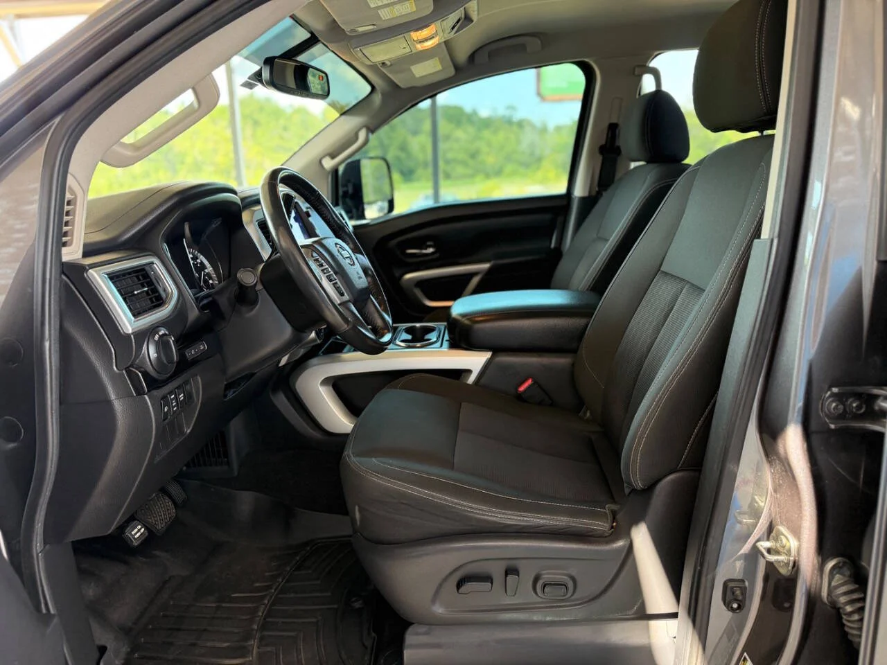 Used 2017 Gray Nissan SV 4x4 4dr Crew Cab image 22