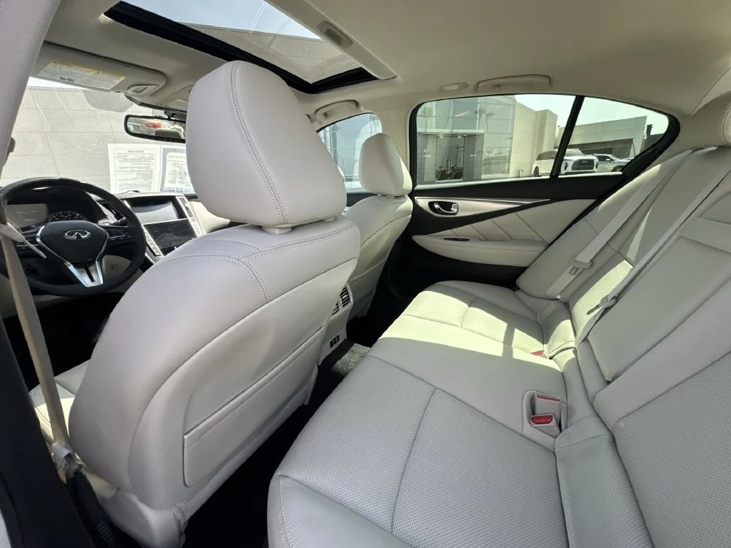 Used 2023 White INFINITI LUXE image 21