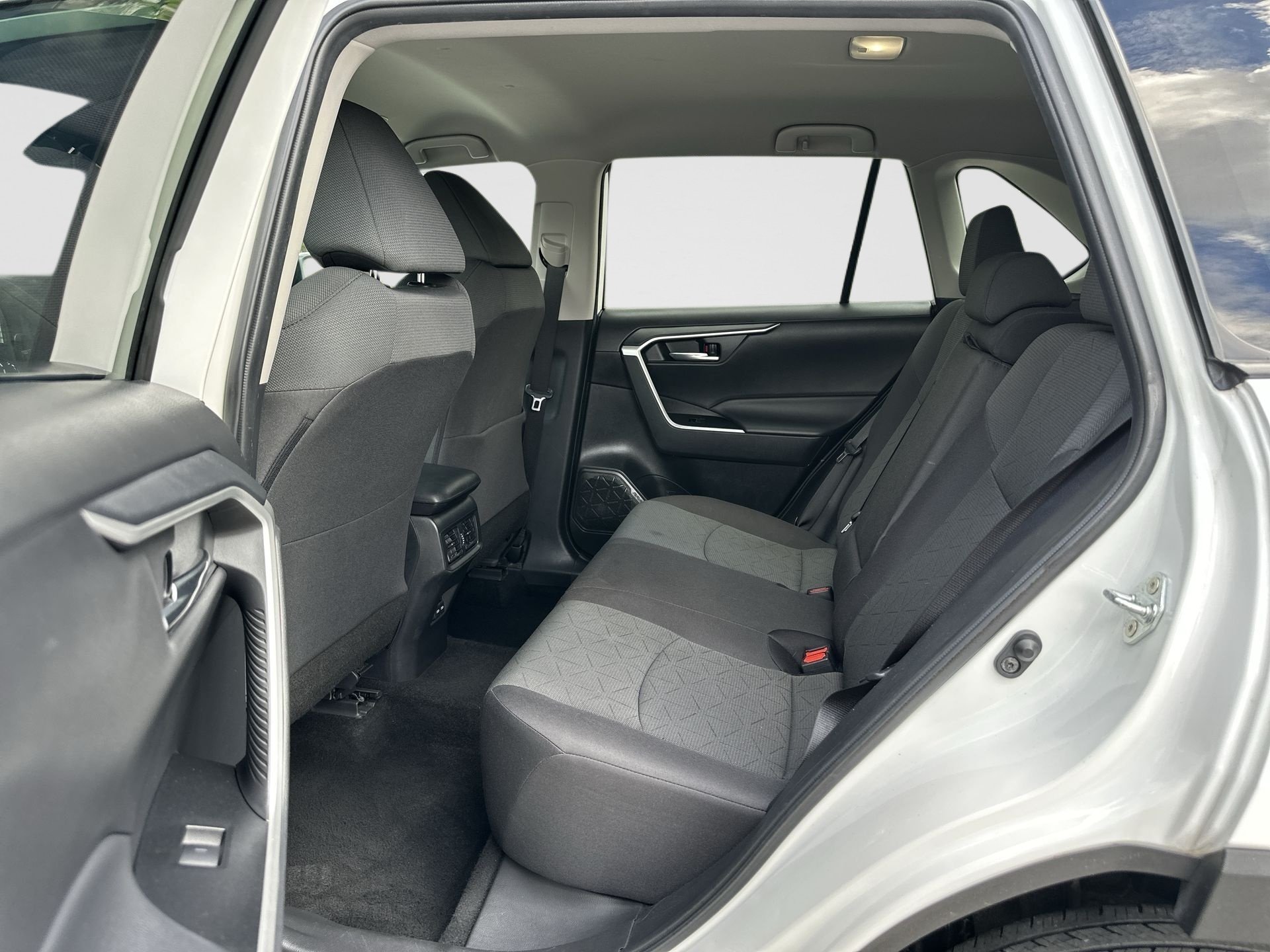 2024 Toyota RAV4 XLE - Photo 24