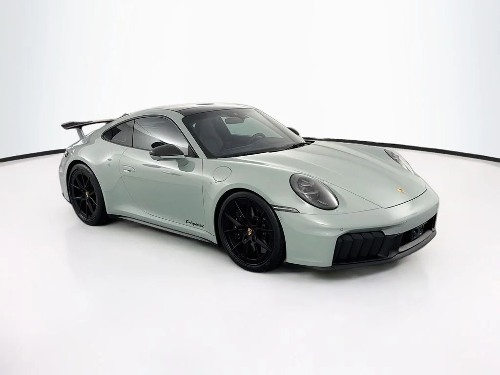 Used 2025  Porsche Carrera 4 GTS image 3