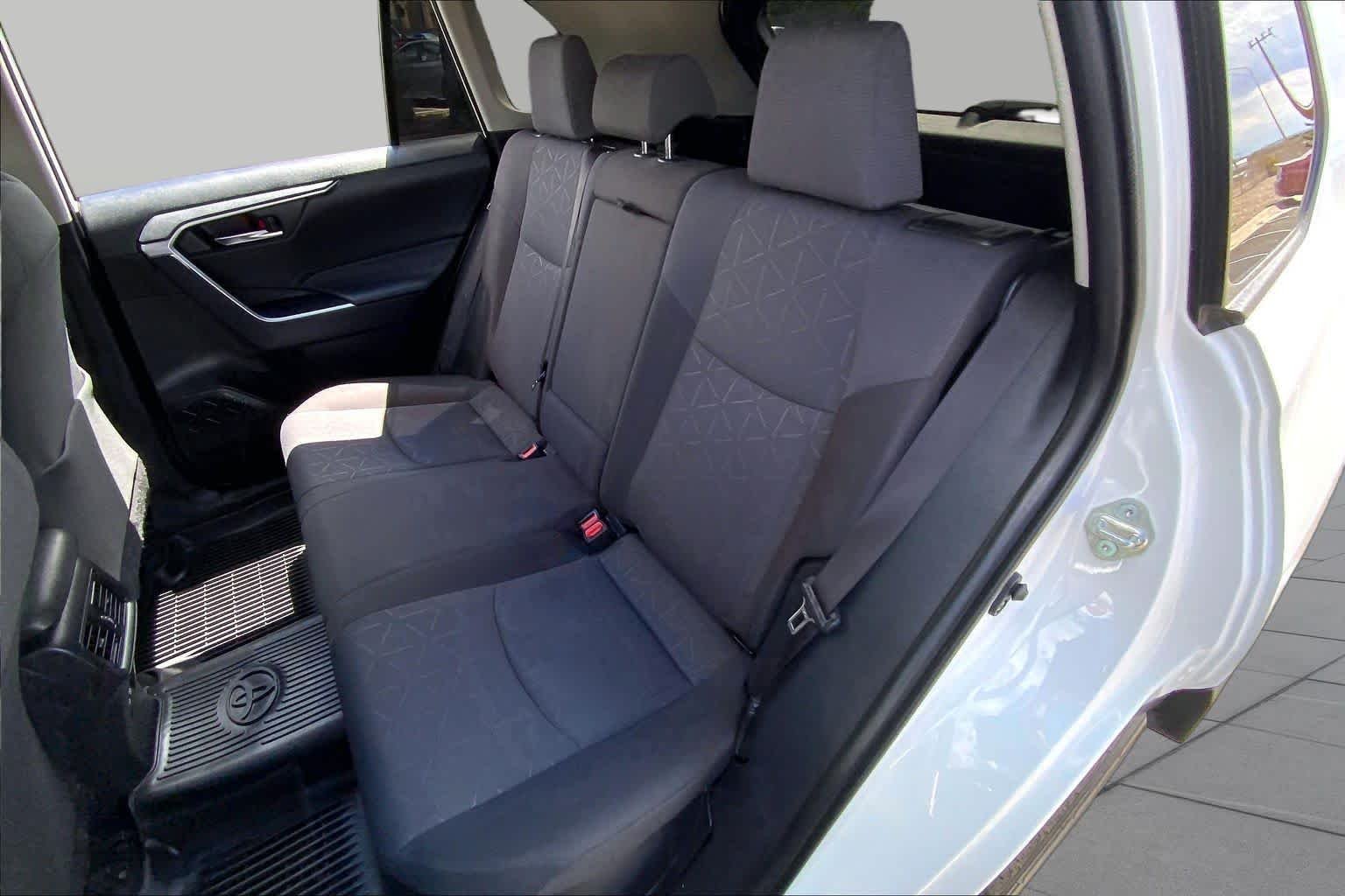 Used 2025 Ice Cap Toyota Hybrid XLE image 18