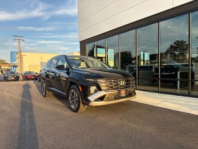 Used 2025 Black Hyundai SEL image 1