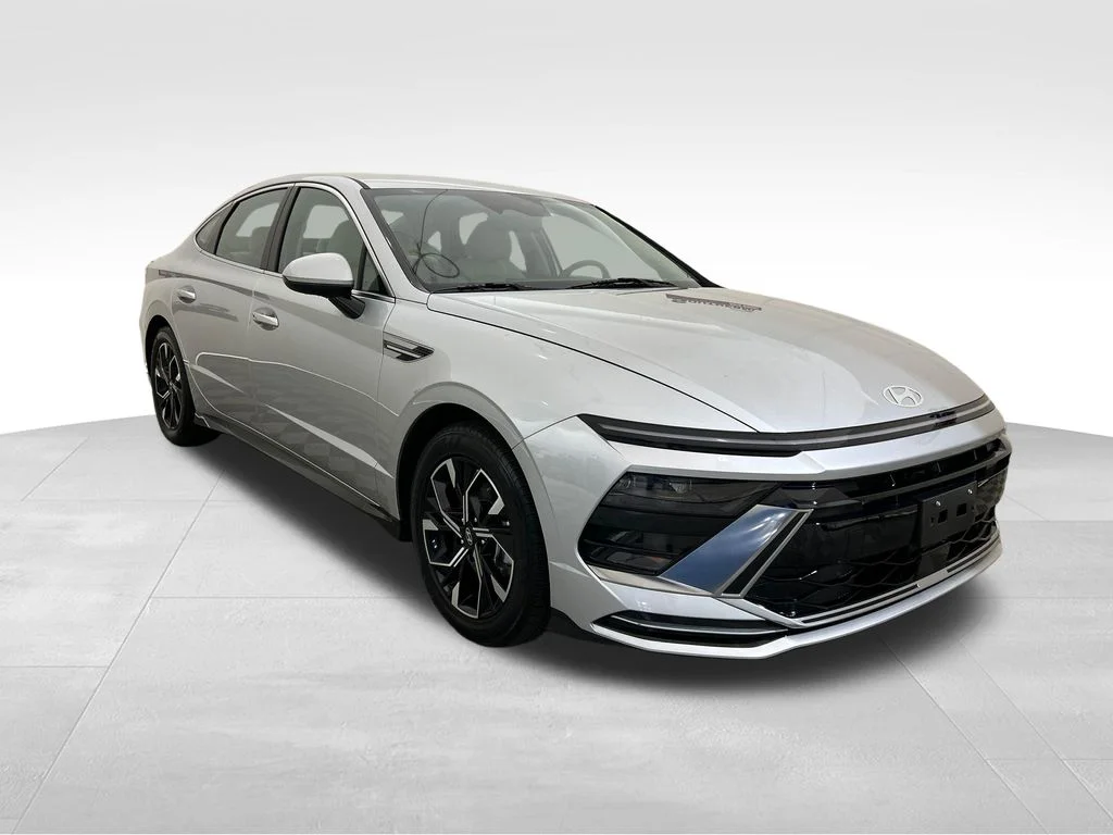 Used 2025 Silver Hyundai SEL image 8