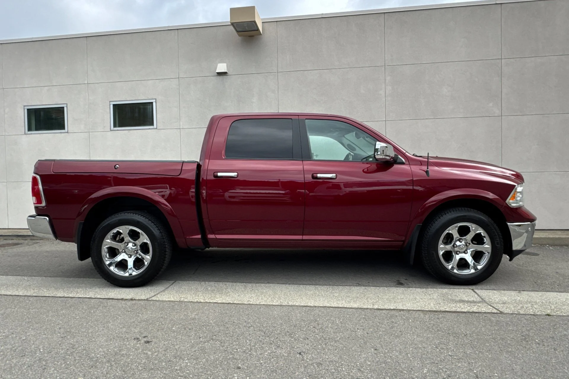 Used 2018 Delmonico Red Pearlcoat Ram Laramie image 8