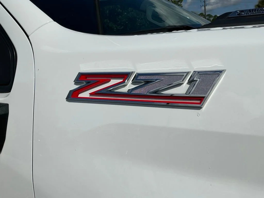 Used 2025 White Chevrolet Custom image 19