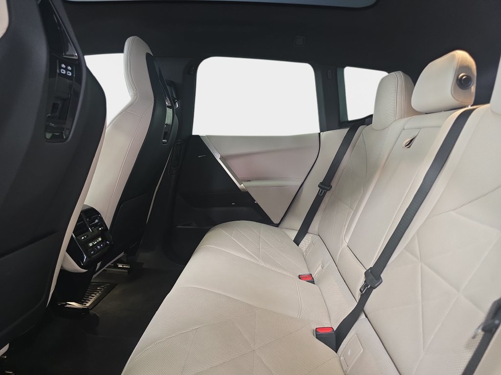 Certified Used 2022 Mineral White Metallic BMW xDrive50 image 14