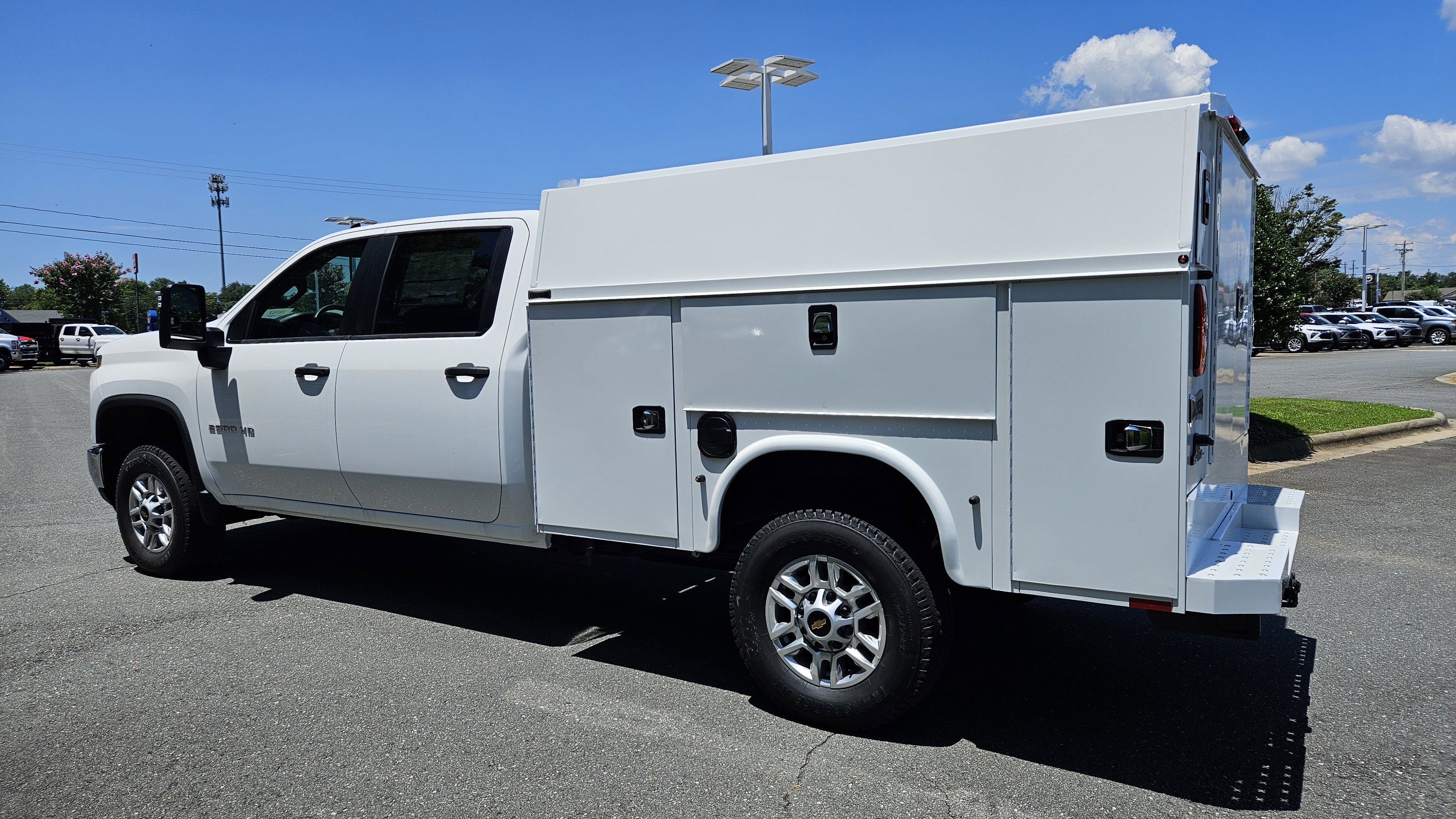 New 2025 Summit White Chevrolet WT image 3