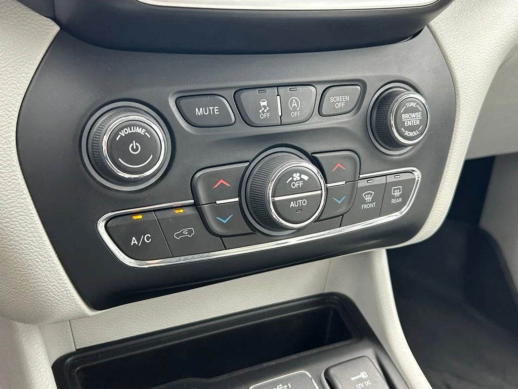 Used 2019 Red Jeep Limited image 25