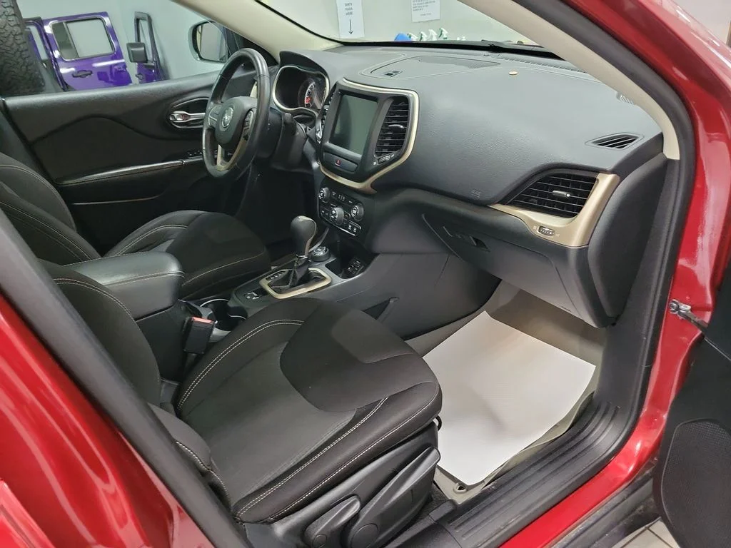 Used 2015 Red Jeep Latitude image 16