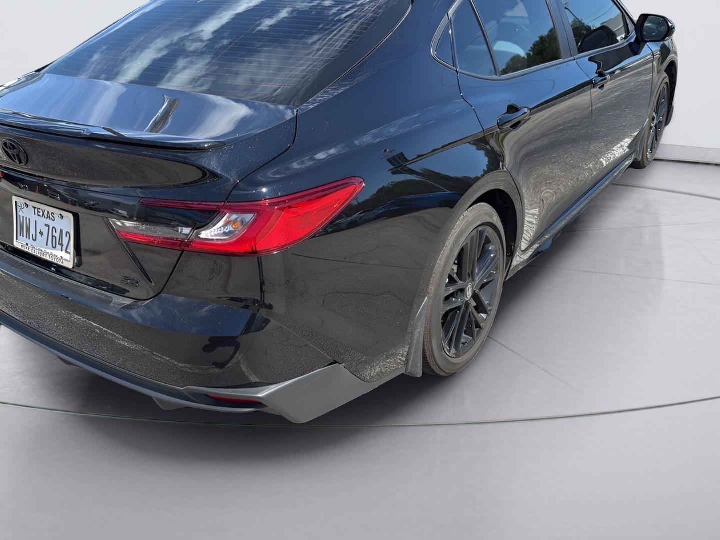 2025 Toyota Camry photo 2 of 4