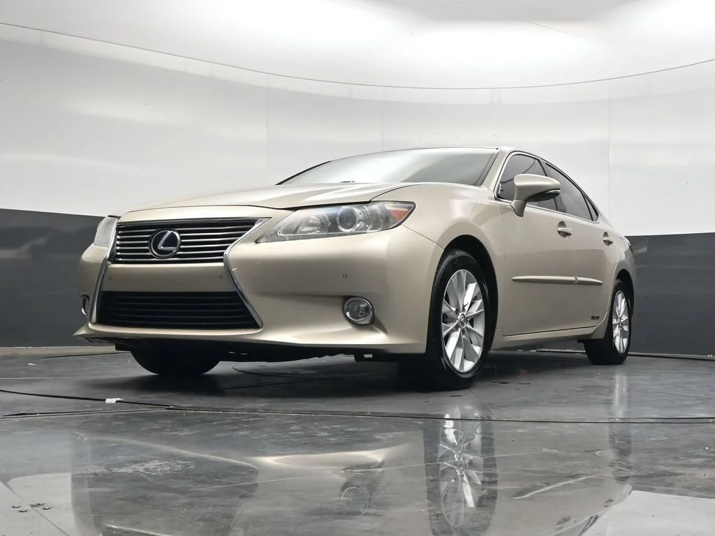 Used 2013 Beige Lexus 300h image 29