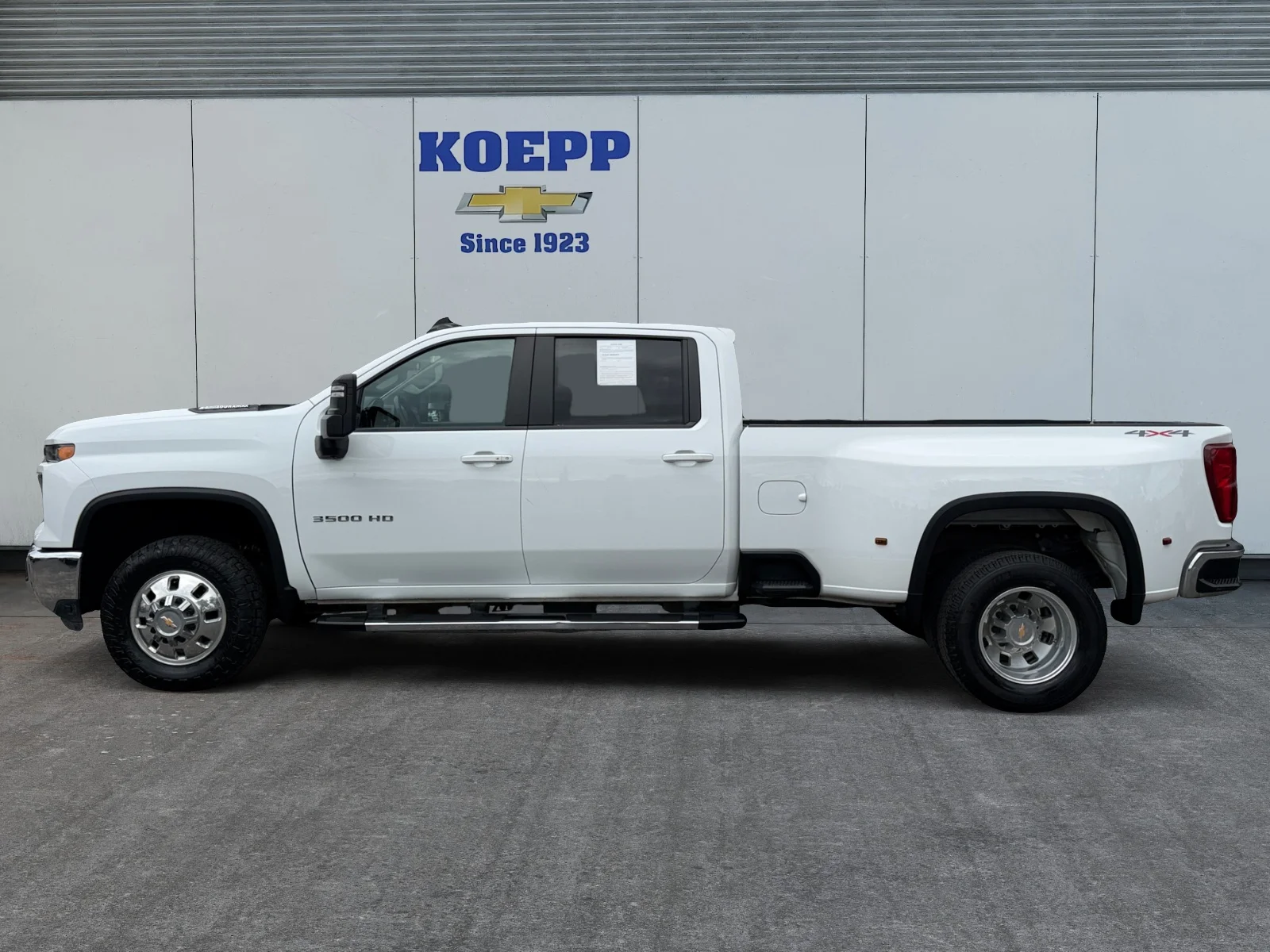 Used 2025 Summit White Chevrolet LT DRW image 2