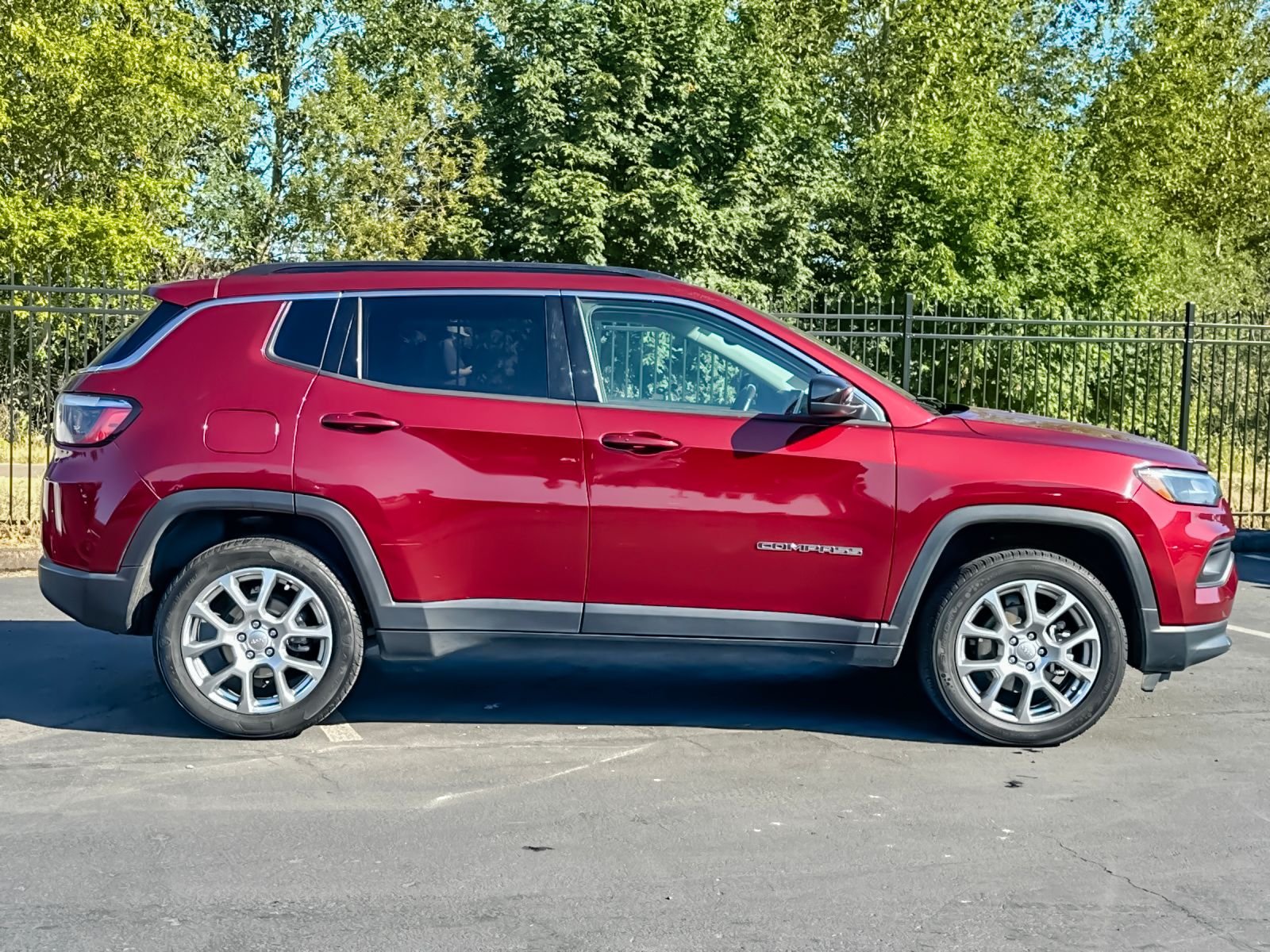 Used 2022 Red Jeep Latitude Lux image 3