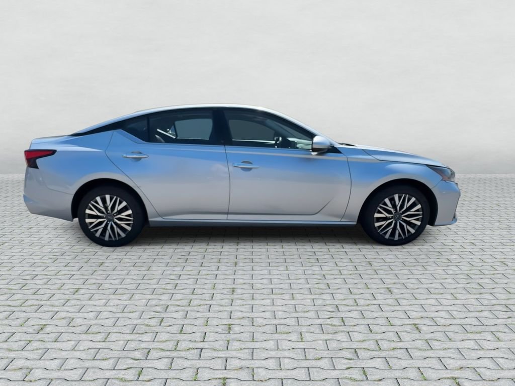 Certified Used 2023 Silver Nissan 2.5 SV image 9