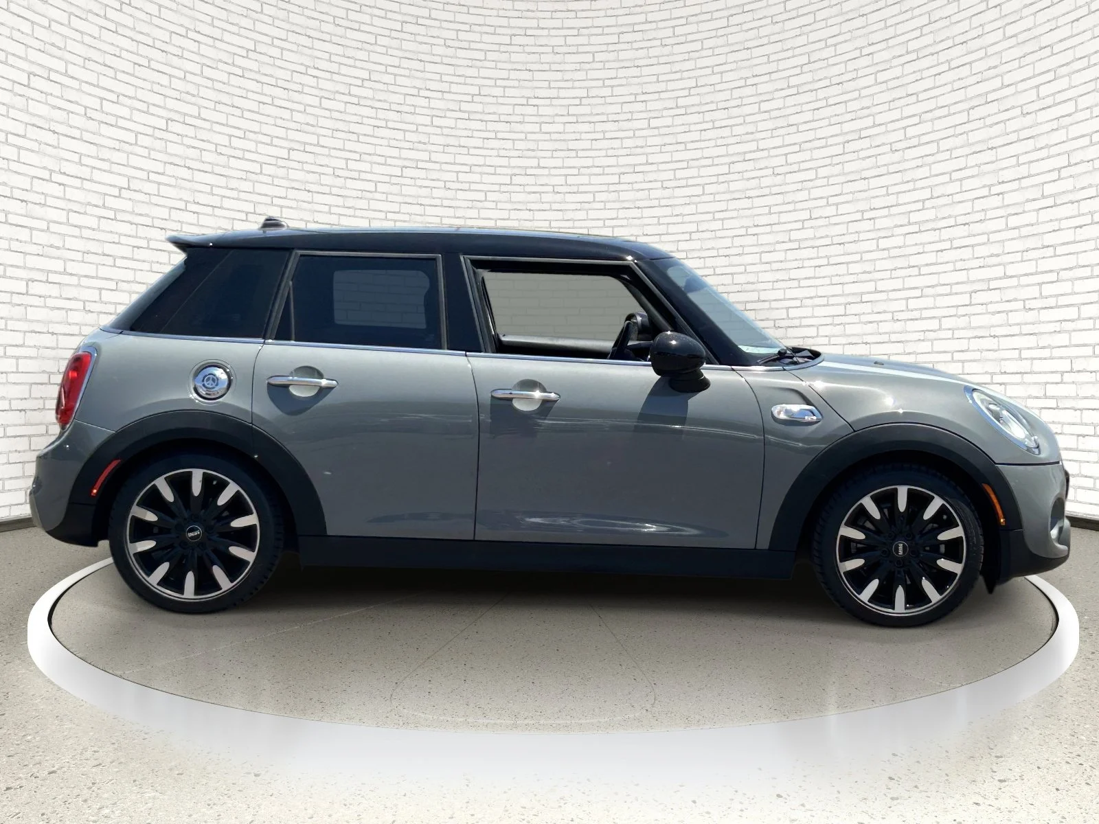 Used 2016 White Silver Metallic MINI S image 2