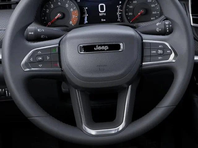 New 2026 Diamond Black Crystal Pearl-Coat Exterior Paint Jeep Latitude image 45