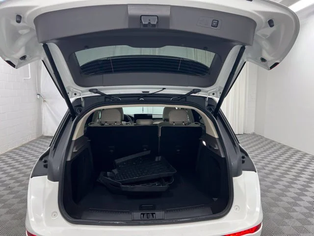 Used 2023 White Lincoln Standard image 8