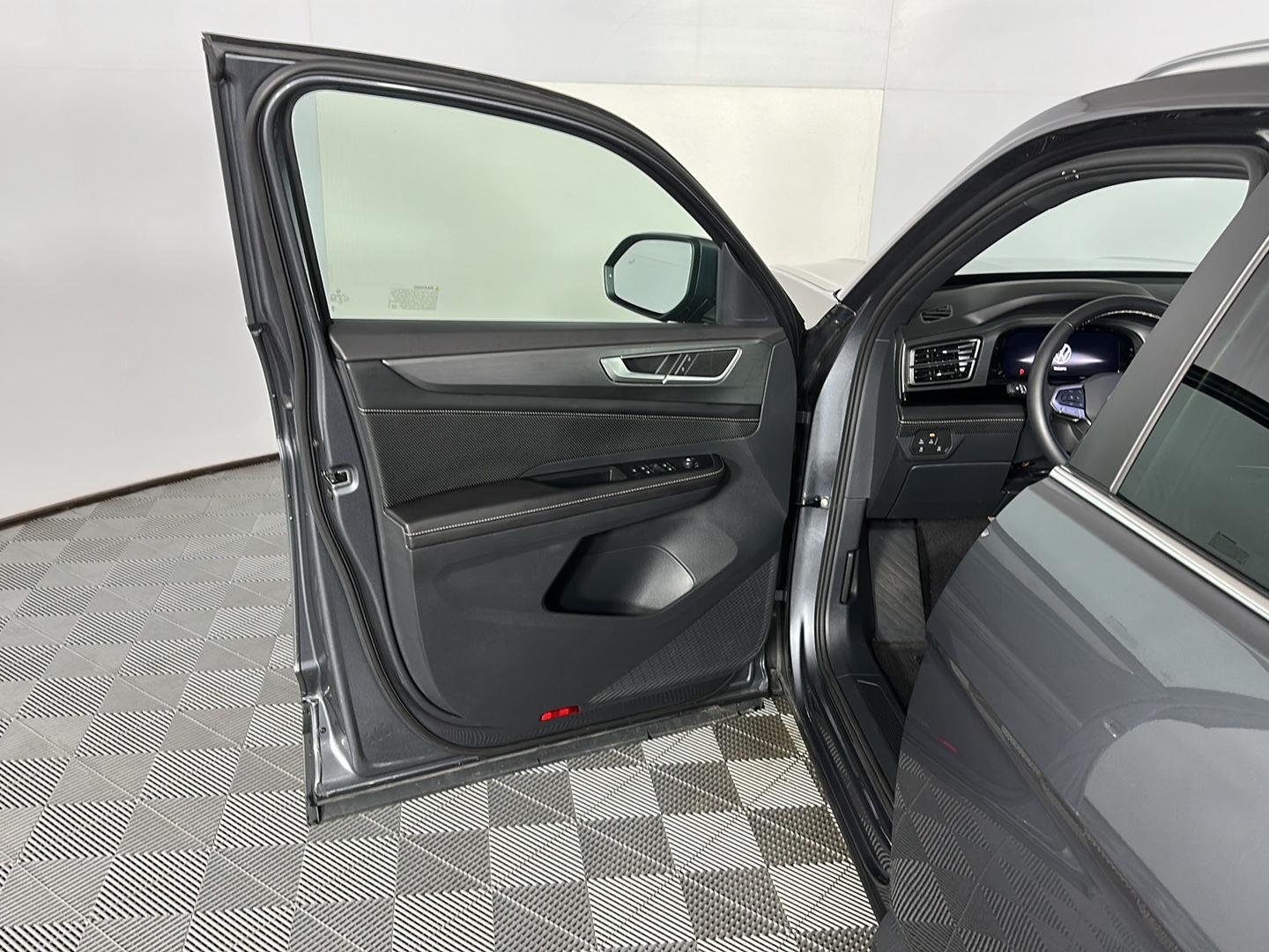 Used 2024 Platinum Gray Metallic Volkswagen 2.0T SE image 17