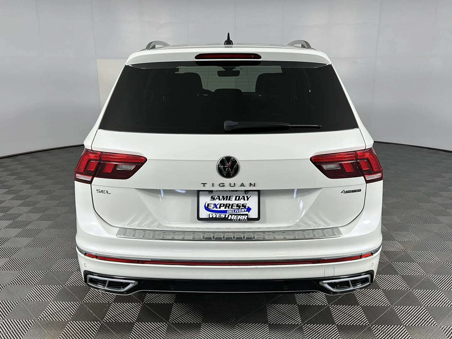 Used 2022 Oryx White Pearl Volkswagen SEL R-Line image 24