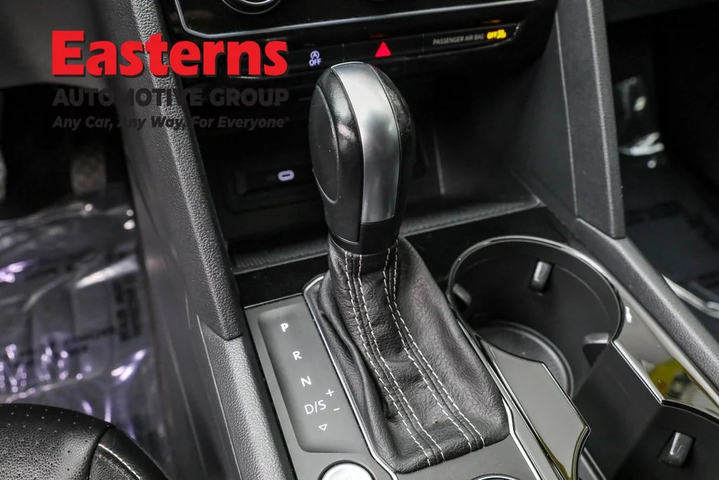 Used 2022 Red Volkswagen 3.6L V6 SE w/Technology image 13