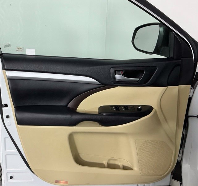 Used 2017 White Toyota XLE image 12