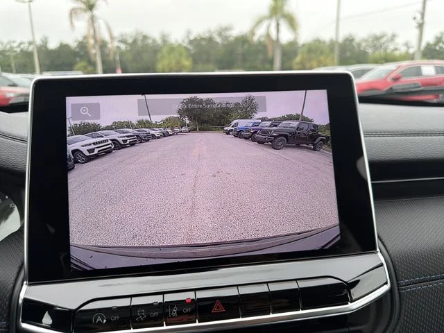 New 2026 Diamond Black Crystal Pearl-Coat Exterior Paint Jeep Latitude image 23