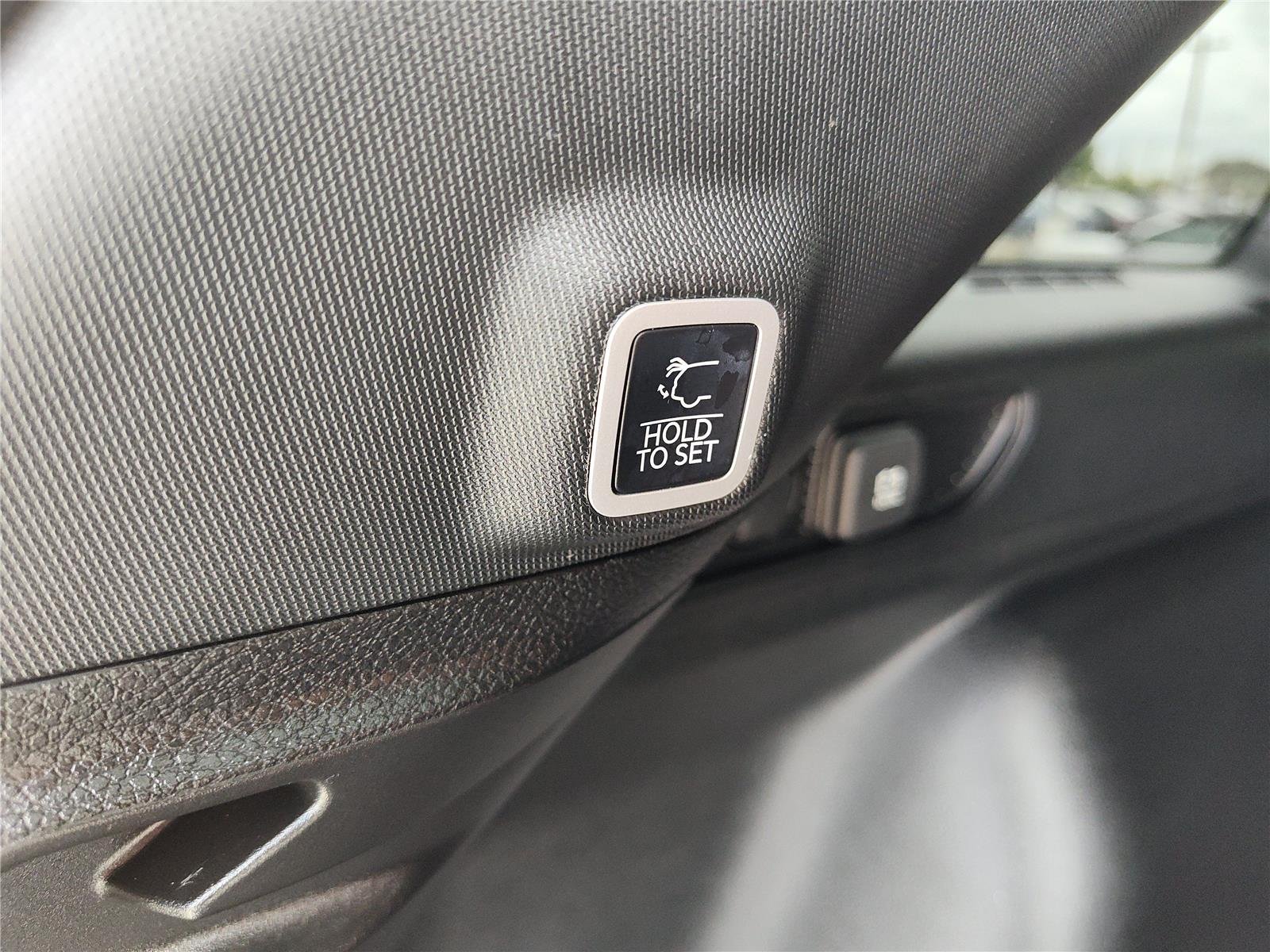 Used 2024 WHITE JEEP LARE image 7