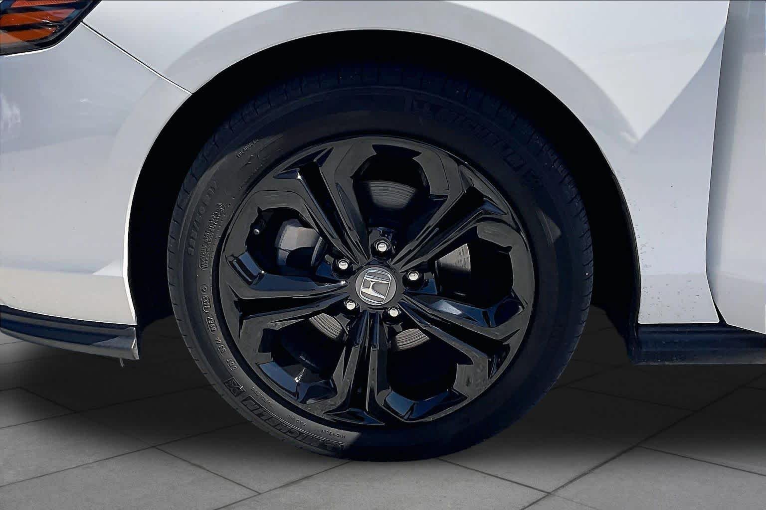 Used 2024 Platinum White Pearl Honda EX image 10