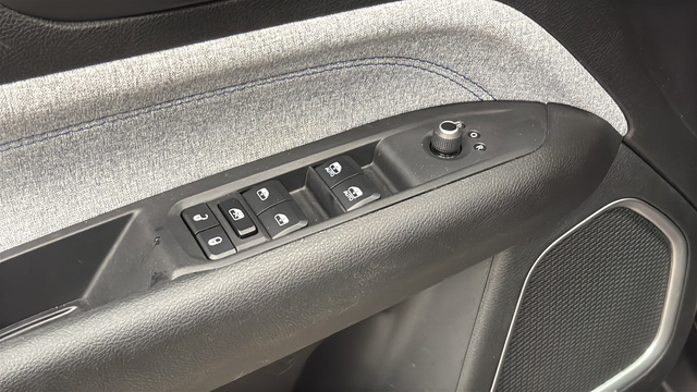 Used 2023 Granite Crystal Metallic Clearcoat Jeep Latitude image 21