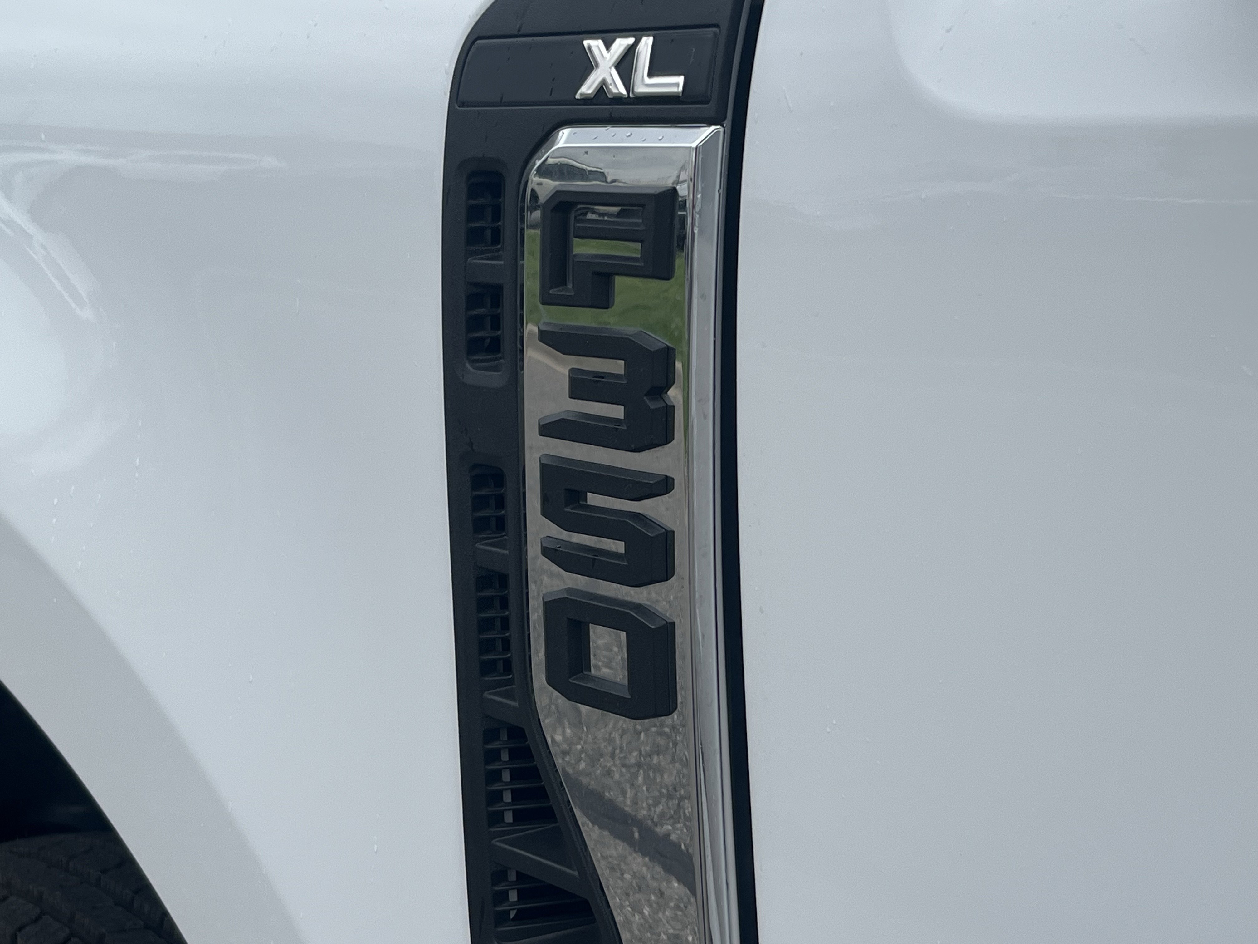 New 2025 Oxford White Ford XL image 13