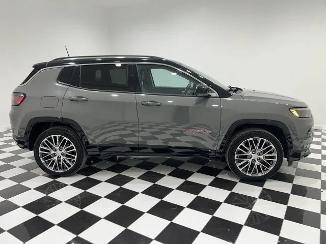 Used 2022 Sting Gray Clearcoat Jeep Limited image 6