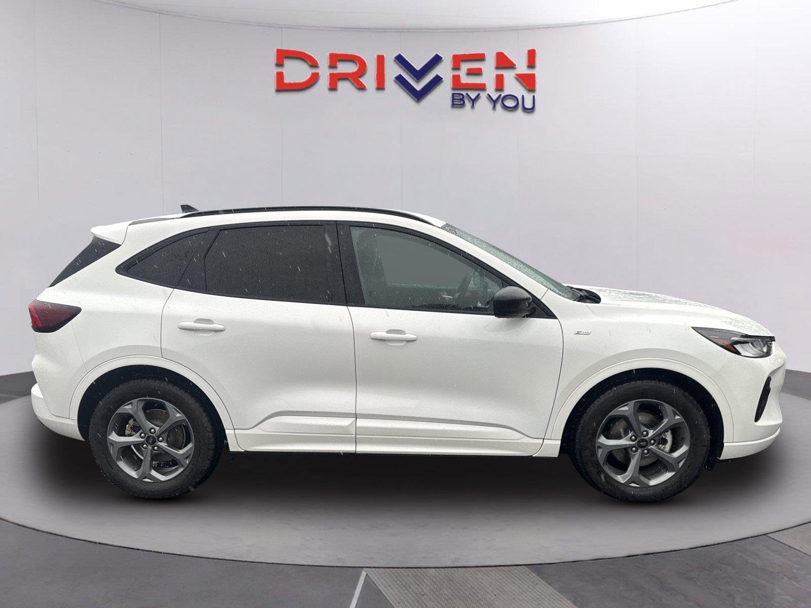 Used 2023 Star White Metallic Tri-Coat Ford ST-Line image 2