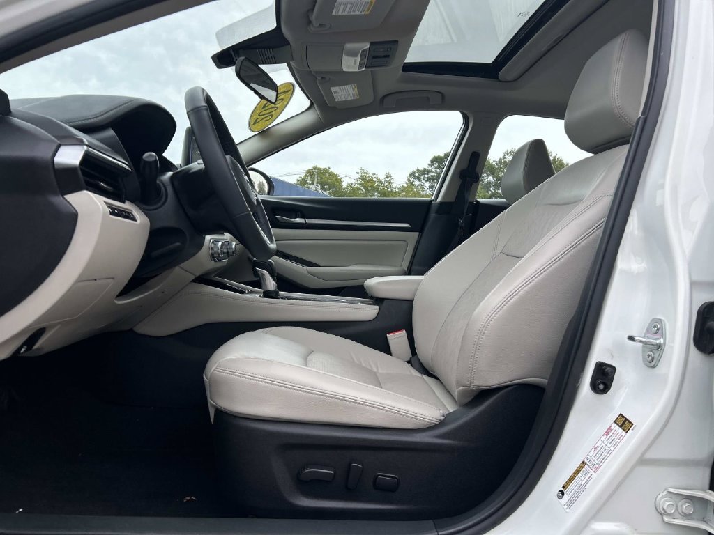 Used 2024 White Nissan 2.5 SL image 14